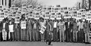 Protesta durante huelga de trabajadores de saneamiento en Memphis, Tennessee, en 1968. Recuadro, Elmore Nickleberry, un huelguista, falleció el 30 de dic.