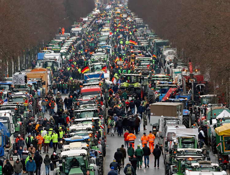 German farmers clog Berlin, protest rising prices