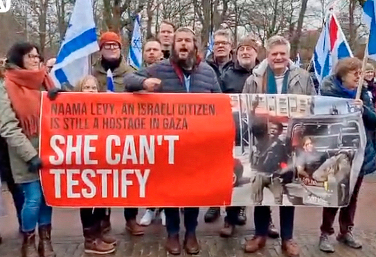 Protesta en la corte mundial de la ONU en La Haya, enero 11, al inicio del juicio por cargos de “genocidio” contra Israel por gobierno de Sudáfrica. Los manifestantes dicen que el caso oculta política y legalmente el pogromo de Hamás contra judíos en Israel el 7 de octubre.