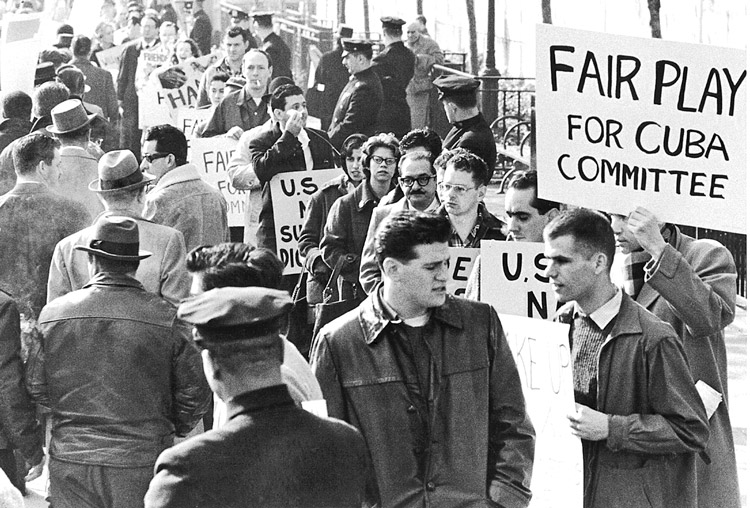 Picket line of over 500 people called by Fair Play for Cuba Committee outside United Nations, Nov. 26, 1960, to protest moves by U.S. Navy fleet in Caribbean. SWP worked with other groups in building Fair Play committee to get out the truth about, defend Cuba’s revolution.