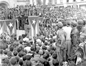 Fidel Castro en mitin en La Habana, tras derrocamiento de dictadura de Fulgencio Batista, enero 1959. Castro dirigió a millones de trabajadores para transformar el país y hacer una revolución socialista.