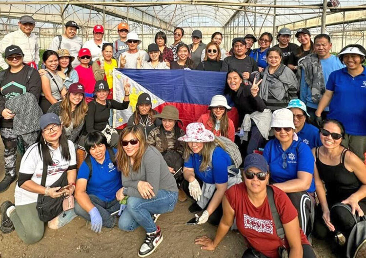 Trabajadores migrantes filipinos en Israel hacen trabajo voluntario en granjas después de pogromo de Hamás el 7 de octubre que mató a filipinos, tailandeses y árabes junto con judíos.