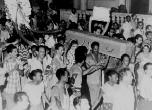 À La Havane en août 1960, des travailleurs manifestent en appui à la nationalisation par le gouvernement révolutionnaire cubain des banques et des entreprises américaines, représentées par des cercueils jetés à la mer.