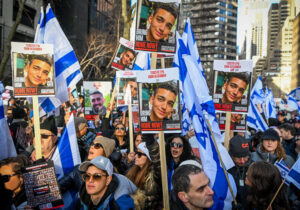 Rassemblement devant le siège de l’ONU à New York, le 12 décembre, pour exiger la libération des otages israéliens détenus par les terroristes du Hamas dans la bande de Gaza. Des terroristes islamistes ont pris en otage plus de 240 personnes et en ont assassiné 1 200 en Israël le 7 octobre, le plus grand massacre de Juifs en une seule journée depuis l’Holocauste.