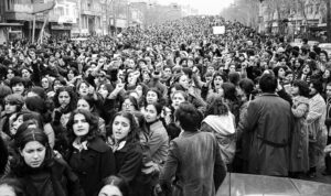 Téhéran, le 8 mars 1979 : 100 000 femmes et hommes protestent contre la tentative d'imposer le port obligatoire du voile aux femmes après le renversement du shah soutenu par les États-Unis. Le régime n'a pu imposer le hijab qu'en 1983, lorsque la contrerévolution cléricale bourgeoise s'est consolidée. Le régime tente d'étendre son influence réactionnaire à toute la région.