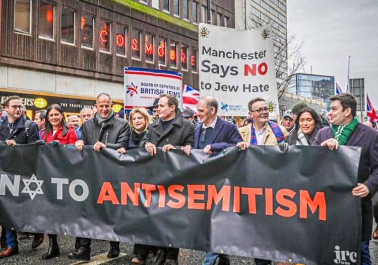 Unas 6 mil personas marcharon contra el antisemitismo en Manchester, Inglaterra, enero 21. Fue la acción más grande contra el odio antijudío en la ciudad en muchos años. Los ataques antisemitas han crecido alrededor del mundo tras el pogromo de Hamás en Israel el 7 de oct.