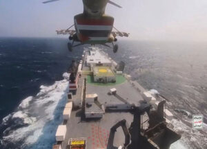 Helicóptero hutíe secuestra buque de carga Galaxy Leader en Mar Rojo nov. 19. Tras ataques hutíes en enero, Washington y Londres lanzaron ataques contra bases hutíes en Yemen.