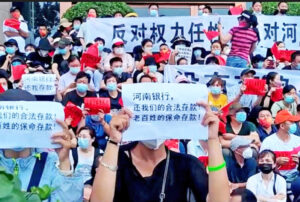 Zhengzhou, China, 10 de julio de 2022. Cartel exige, “Banco Henan devuelvan nuestros depósitos legales. Depósitos necesarios para la vida del pueblo”. Las protestas se extienden tras gran colapso inmobiliario, que afecta las vidas de millones de trabajadores.