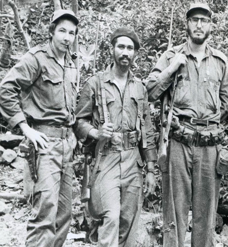 Desde la izq., Raúl Castro, Juan Almeida y Fidel Castro en la Sierra Maestra durante guerra revolucionaria de 1956-58 en Cuba. Fidel señaló la “conducta ejemplar” de Almeida en todas las etapas de la revolución.