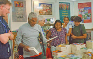 Volunteers at Pathfinder stand, Vincent Auger, left, and Linda Joyce, third from left, discuss books, politics with Cuban working people Feb. 25. They expressed interest in titles on Cuba’s socialist revolution, workers’ struggles in the U.S. and the road to women’s equality.