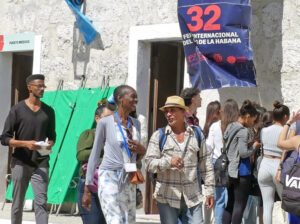 Trabajadores cubanos acuden a Feria Internacional del Libro de La Habana en Fortaleza de La Cabaña el 20 de febrero. El evento anual es el festival cultural más grande de Cuba, con exhibiciones de literatura, poesía y arte, películas, música y política.