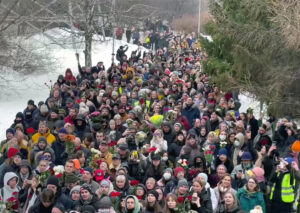 Decenas de miles en funeral de Alexei Navalny el 1 de marzo corearon, “¡No a la guerra!” y “¡Rusia será libre!” en marcha hacia el cementerio. Fue la protesta más grande contra el régimen de Vladímir Putin desde que lanzó su invasión contra Ucrania hace dos años.