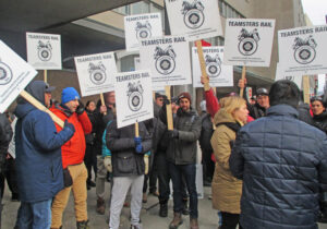 Les travailleurs ferroviaires des Teamsters manifestent au siège social du Canadien national à Montréal, le 26 novembre 2019, lors d'une grève de huit jours pour la sécurité. Ils sont aujourd'hui confrontés à un combat similaire concernant les conditions et les horaires.