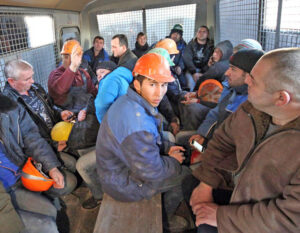 Trabajadores inmigrantes de Asia Central detenidos durante redada de policía rusa en obra de construcción en Moscú tras atentado terrorista del Estado Islámico el 22 de marzo. El Kremlin ha aumentado los arrestos y deportaciones, a la vez que acusa a Ucrania del ataque.