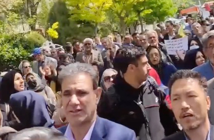Retirees’ weekly pensions protest in Tehran, one of many across Iran April 14, day after regime attacked Israel with 320 missiles and drones. At similar protest in Kermanshah, speaker called for ridding Iran of “liars and warmongers.” Opposition to regime’s war on Israel is growing.