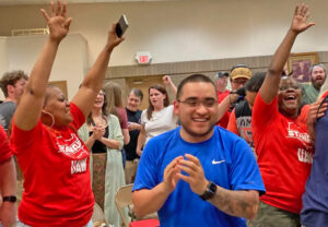 Obreros de Volkswagen en Chattanooga, Tennessee, celebran anuncio de voto de 73% a favor del sindicato UAW, 19 de abril. Ese triunfo da impulso a otros luchando por la sindicalización.
