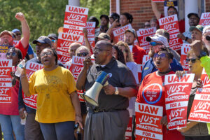 Miembros del sindicato UAW en mitin para preparar una huelga el 15 de abril en planta de Daimler en Mt. Holly, Carolina del Norte. Luchan por alzas salariales y protección de la inflación.