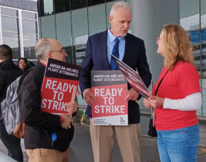 Dennis Richter, candidato del PST para vicepresidente de EE.UU. (centro),  en piquete de asistentes de vuelo en aeropuerto de Chicago, 9 de mayo.