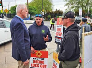 SWP vice presidential candidate Dennis Richter, left, on Boeing firefighters’ picket May 13.