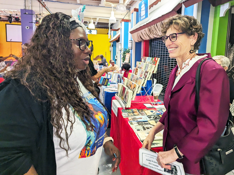 Rachele Fruit, à droite, candidate du Parti socialiste des travailleurs à la présidence des États-Unis, fait campagne au Festival du Livre de Little Haiti à Miami le 5 mai. Elle s’est adressée à une foule de 300 personnes, avec traduction en créole.