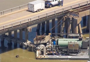 Choque de barcaza contra puente Pelican Island en Galveston, mayo 15, causó derrame petrolero y derrumbó rieles. Hace dos meses hubo un desastre peor en puente en Baltimore.