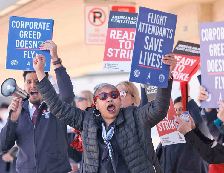Auxiliares de vuelo y sus sindicatos, que representan a más de 77 mil trabajadores, han estado luchando por cinco años por nuevos contratos. Arriba, auxiliares de vuelo en piquete en aeropuerto de Dallas Fort Worth, 13 de febrero de 2024.