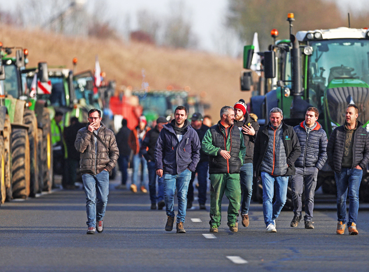 Farmers from Beauvais march on Paris Jan. 29. Farmers across Europe have been protesting skyrocketing costs, heavy EU “climate change” taxes, loss of farm income. Voting for European Parliament June 6-9 reflected impact of capitalist crisis, war on working people.