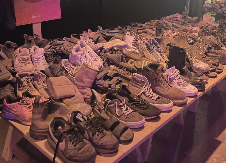 La exhibición incluyó una muestra de zapatos abandonados por participantes en el Festival Nova mientras huían del ataque de Hamás el 7 de octubre en Israel.