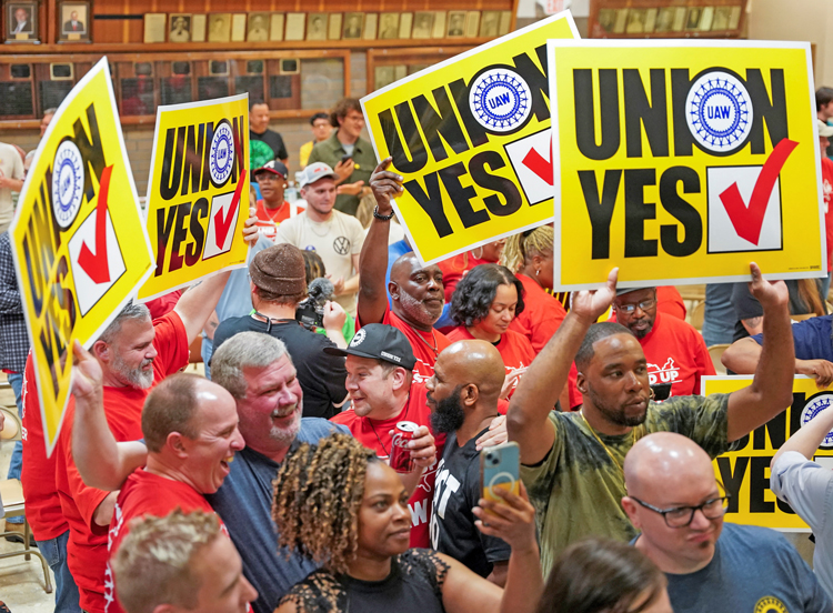 Workers celebrate overwhelming vote for United Auto Workers as their union at Volkswagen assembly plant in Chattanooga, Tennessee, April 19. Organizing unions to defend workers’ wages and conditions is indispensable to forging a revolutionary leadership able to lead workers to take state power.
