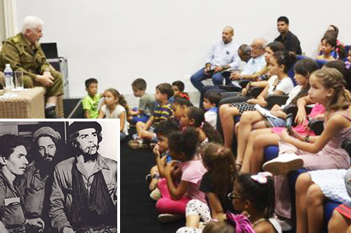 Para defender la revolución, “hay que conocer más a Fidel”, dijo el Comandante de la Revolución Ramiro Valdés, a niños cubanos el 10 de julio en La Habana. Recuadro, desde izq., Ramiro Valdés, Camilo Cienfuegos y Che Guevara tras triunfo del 1 de enero de 1959. 