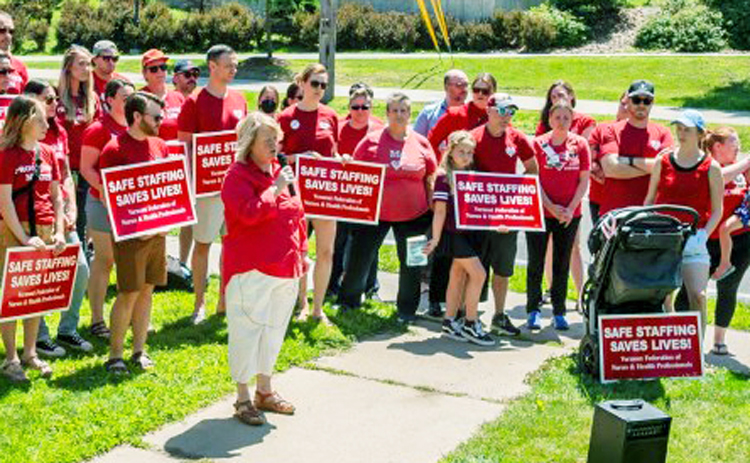 Deb Snell, presidenta de unión de enfermeras del Centro Médico de Universidad de Vermont, en Burlington, convoca huelga el 12 de julio. Partidarios del PST que están colectando firmas para poner a Rachele Fruit en boleta electoral, están forjando solidaridad con las enfermeras.