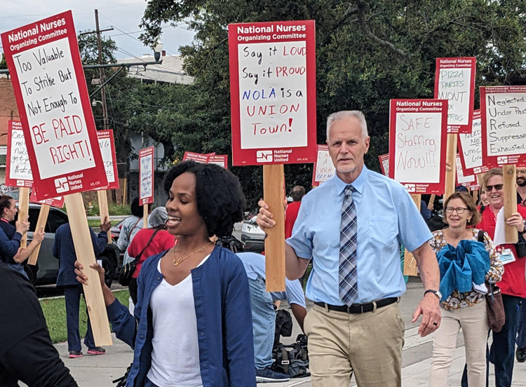 Dennis Richter, SWP candidate for vice president, joins National Nurses United picket at University Medical Center in New Orleans July 17, part of their fight for a first contract.