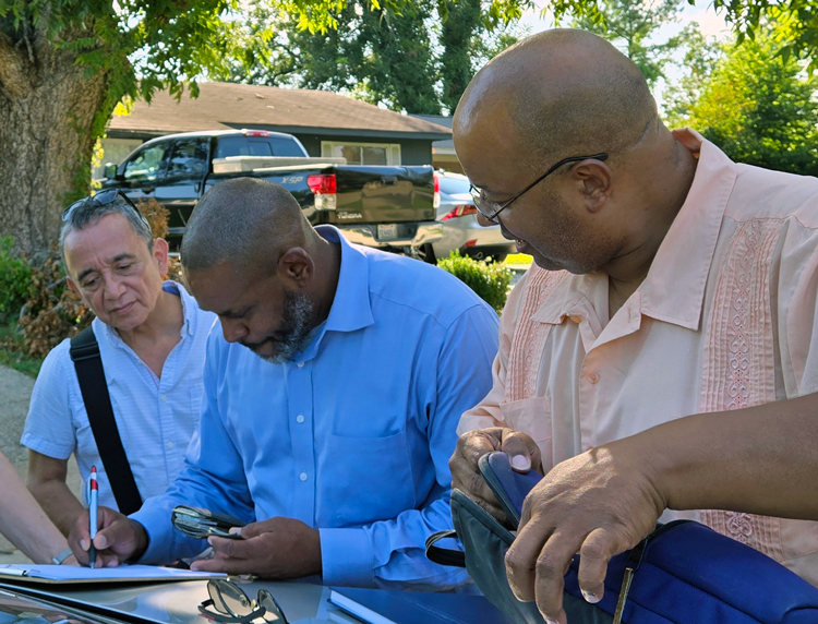 Truck driver Christopher West signs as elector for SWP presidential ticket in Bosier, Louisiana, July 20. At left, SWP campaigner Gerardo Sánchez, at right, notary public Corey Williams. 