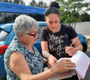 Tiffany Mobbs, right, signed to put SWP presidential candidate Rachele Fruit on the ballot in Vermont. She discussed SWP’s support for fight for women’s equality, steps to back needs of working-class families with Lea Sherman, SWP candidate for U.S. Congress from New Jersey. 