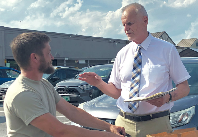 Dennis Richter, Socialist Workers Party candidate for vice president, introduces campaign to Robert Gray in Vermont July 9. So far 1,474 people have signed to put party on the ballot there.