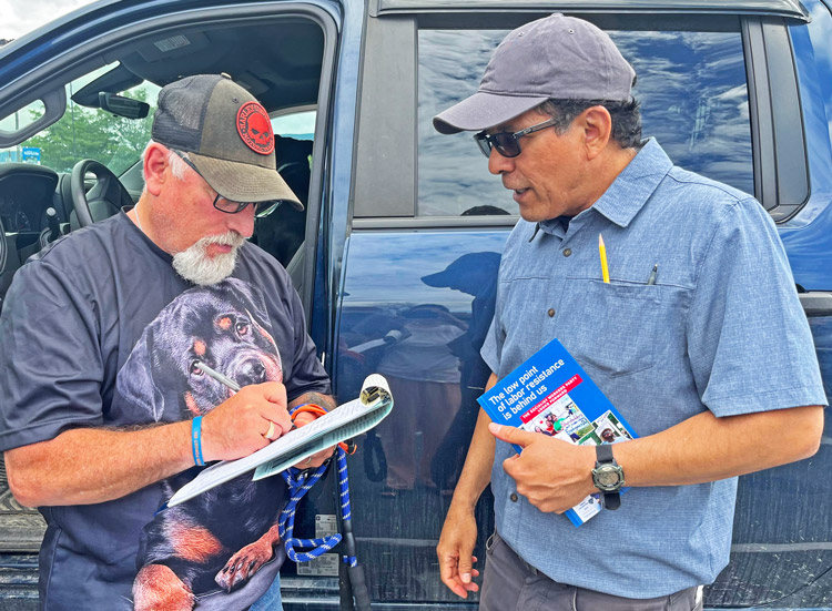 Fred LaBrake, left, retired IBEW worker, talks to SWP member Róger Calero in Bennington, Vermont, July 1 as he signs to put Rachele Fruit, SWP candidate for U.S. president, on ballot.