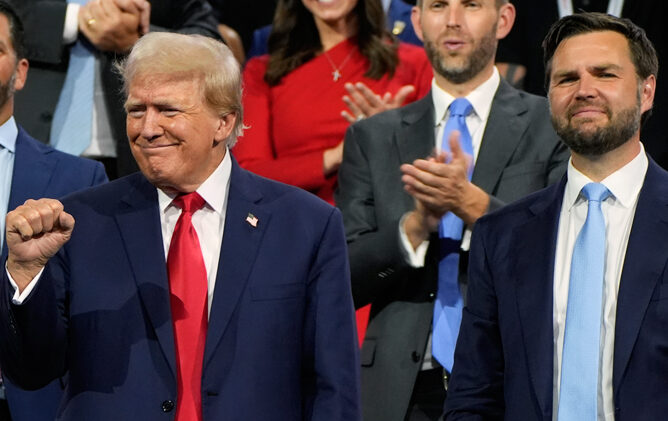 Candidato presidencial Donald Trump con su compañero de fórmula J.D. Vance en la Convención Republicana en julio. Trump dirige demagógicamente la campaña republicana hacia los trabajadores “olvidados”.