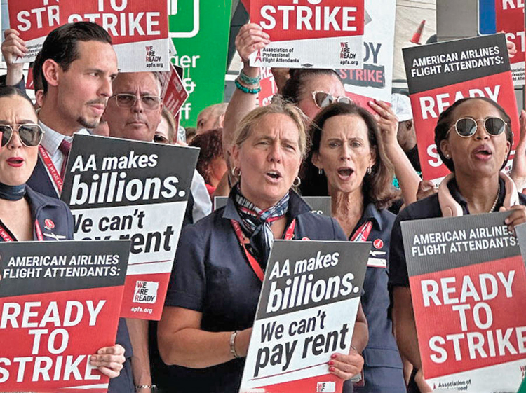 Auxiliares de vuelo de American Airlines protestan en Dallas-Fort Worth, sept. 2023. Hay una reanudación de las luchas y la actividad solidaria de trabajadores y sindicalistas.