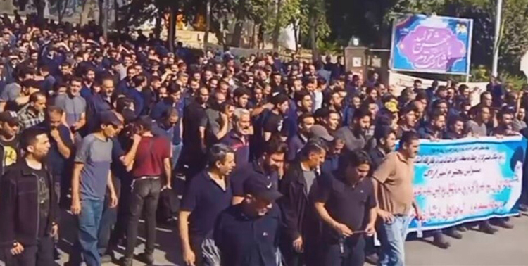 Striking rail car factory workers in Arak, Iran, Aug. 3, demand wage hikes, end to firings and harassment. Biggest obstacle regime in Tehran faces is resistance by working people to capitalist crisis and war drive.