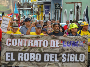 July 3 march in San Juan protests privatization of electrical system. “Contract with Luma is the theft of the century,” says sign. Number of blackouts has risen 19% over the last year.