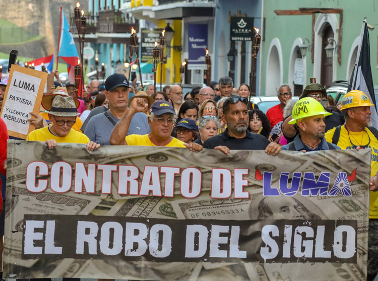 Marcha en San Juan, Puerto Rico, el 3 de julio, contra la privatización del sistema eléctrico. Los apagones han subido un 19% durante el último año.