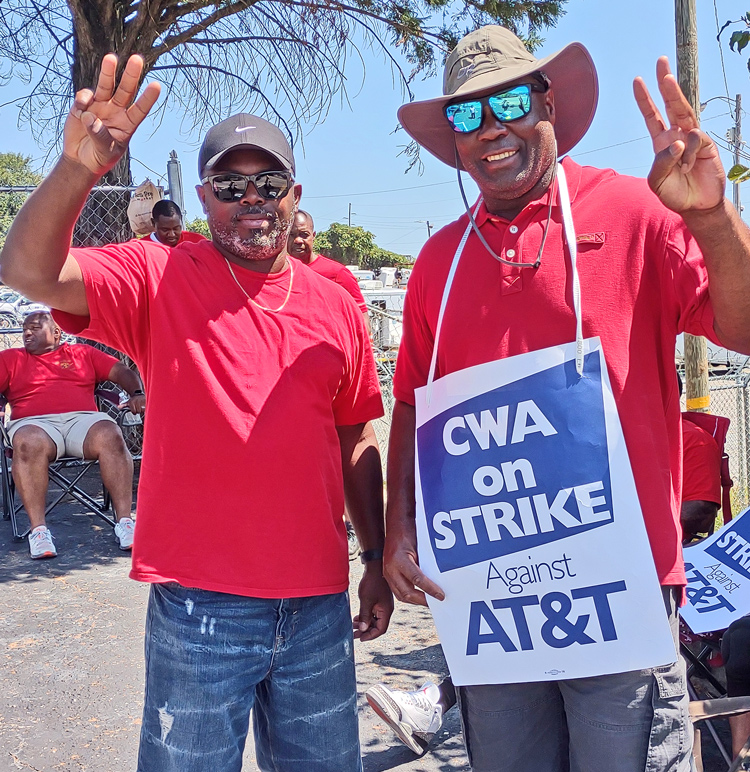 “We have gotten a lot of support from other unions,” striker Dennis Lawrence, right, told the Militant on picket line Aug. 26 in East Point, Georgia. CWA member Kelvin Gordon on left.