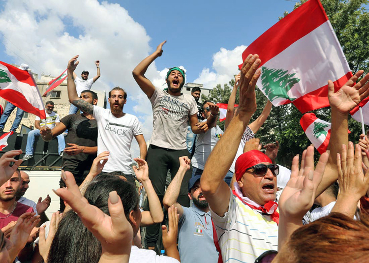 En octobre 2019, une manifestation antigouvernementale à Beyrouth a réuni des sunnites, des chiites, des druzes, des chrétiens et d’autres. Armé, financé et entraîné par le régime capitaliste bourgeois de Téhéran, le Hezbollah domine le pays en intimidant les travailleurs et ses opposants politiques.