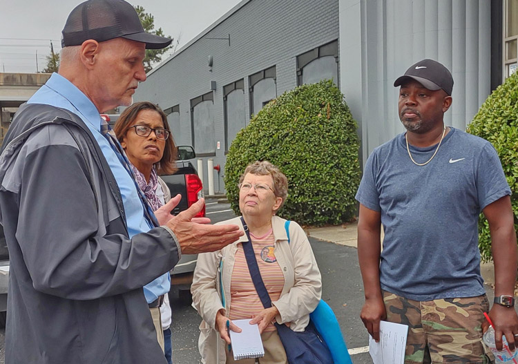 Dennis Richter, left, SWP candidate for U.S. vice president, visited Communications Workers of America picket line at the AT&T plant in East Point, Georgia, Sept. 13, along with, from left, campaign endorser Val Edwards, SWP member Susan LaMont and CWA striker Kelvin Gordon.