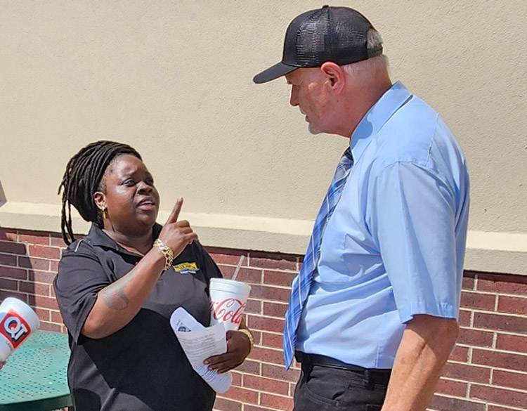 Dennis Richter, SWP vice presidential candidate, discusses truckers’ fight for better conditions with Shawnta Hamerter, a truck driver, at truck stop in Fort Worth, Texas, Aug. 26.