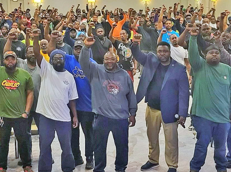 Miembros del Local 1422A de Asociación Internacional de Estibadores ILA en Puerto de Charleston en Carolina del Sur reunidos para discutir lucha por nuevo contrato, sept. 13.