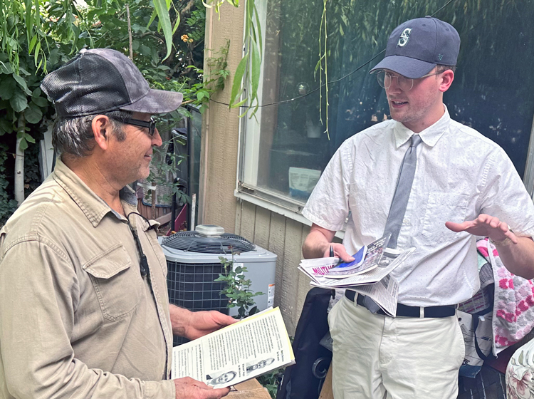 Ezequiel Olmedo, left, a farmworker in Sunnyside, Washington, discusses the SWP campaign program with Vincent Auger, SWP candidate for governor of Washington, Aug. 12.