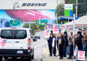 “Going on strike is a sacrifice, but it’s worth it,” one Machinist told the Militant. Strikers greet other union members on picket line near Boeing factory in Everett, Washington, Sept. 15.