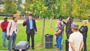 Dennis Richter, SWP candidate for vice president, speaks at union barbecue of striking Prelco glassworkers, members of Confederation of National Trade Unions, in Montreal, Sept. 27.