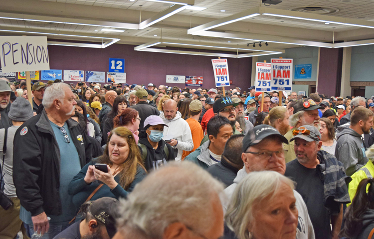 Mitin de huelguistas de Boeing en sede del Local 751 del IAM en Seattle, Washington, octubre 15. Ante la intransigencia de los patrones, los trabajadores coreaban, “Un día más”.